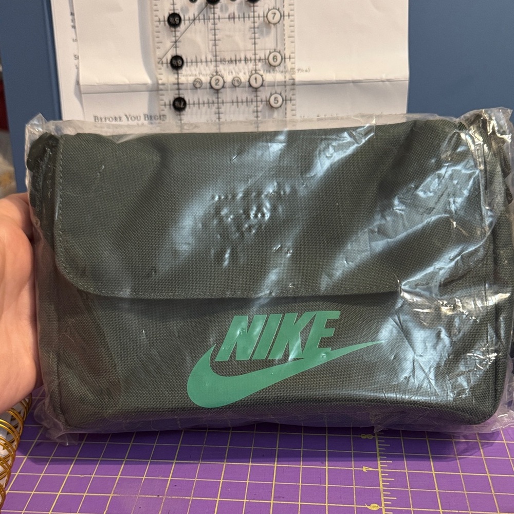 NWT Nike Dark Green Crossbody Bag - Picture 2 of 3